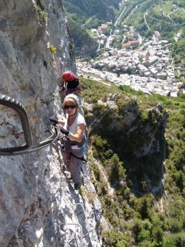 Bianca e Paolo sul traverso del 1° Pilastro della Via Ferrata (38782 bytes)